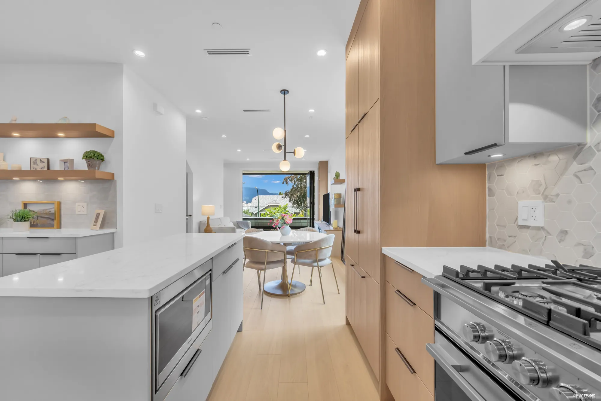 Range, hood and built-in microwave at the side of the kitchen